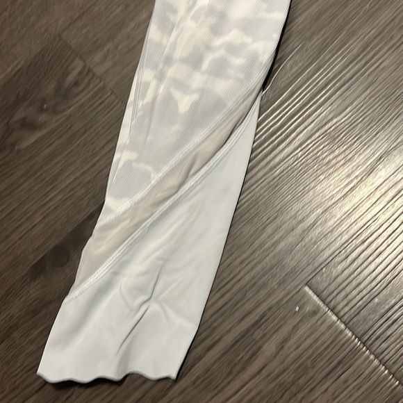 Light camo lulu lemon leggings - Picture 3 of 6